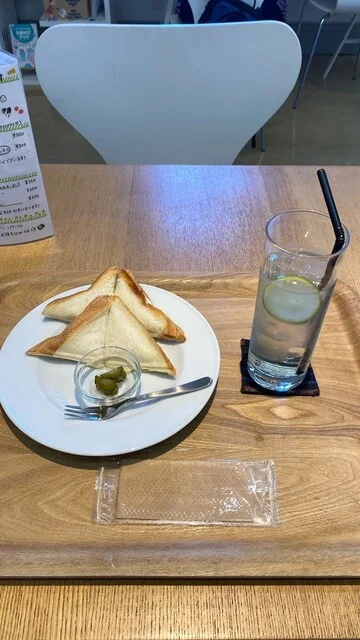 ホットサンドとバナナモヒート