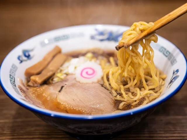 ラーメン菅家（札幌駅）｜鶏ガラ一筋20年の究極清湯スープと岩海苔が絶品 &ndash; ウマ店