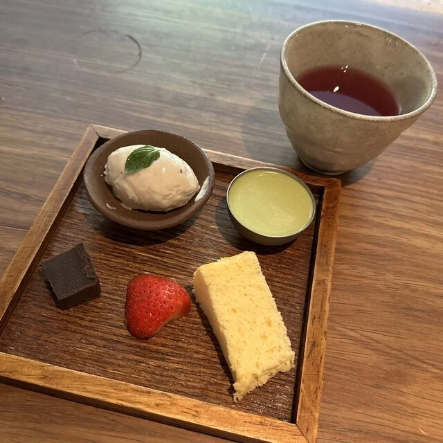 アイスクリーム　抹茶プリン　チョコ　苺　シフォンケーキ　ハーブティー