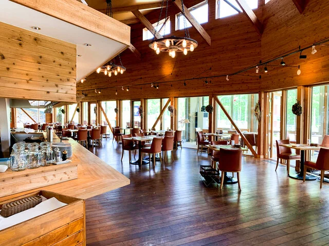 光が差し込む開放的な店内