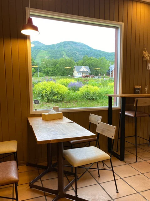 店内・額縁絵画のようなガラス窓