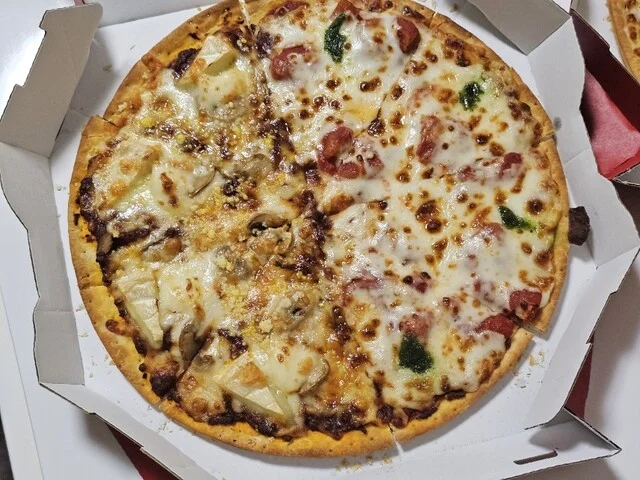 ピザハット 弘前城東店（Pizza Hut） - 運動公園前（ピザ）の写真