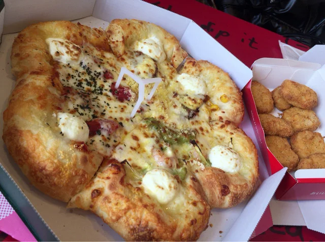 ピザハット 湊高台店 - 白銀（ピザ）の写真