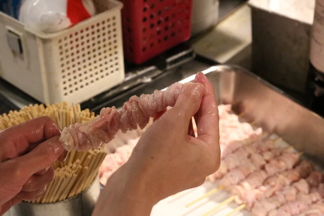 三日仕込み五回炙りのかわ串と190円ハイボール 酉や喜兵衛 仙台店 - 勾当台公園（焼き鳥）の写真