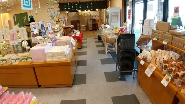 もち吉 仙台松森店 - 黒松（せんべい）の写真