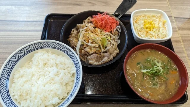 吉野家 4号線松森店 - 黒松（牛丼）の写真