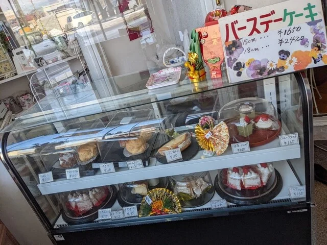 【うまくて激安！】ショートケーキが１６５円、シュークリームが１１０円！おばさまの愛が詰まったケーキ店。 : たんぽぽパン＆ケーキの写真