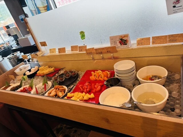 ビュッフェ台に並ぶお料理