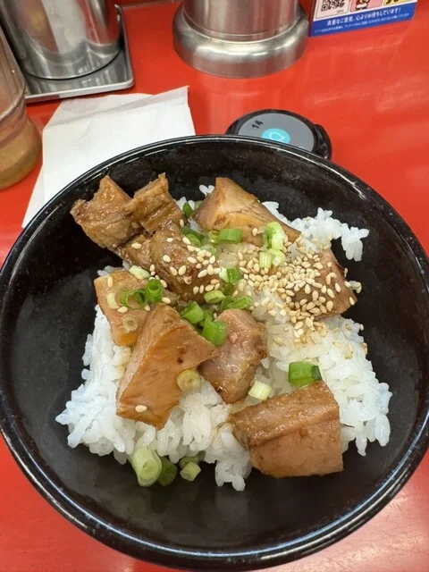 限定の焦がし醤油ラーメン食べてきた : ラーメン山岡家 北見店の写真