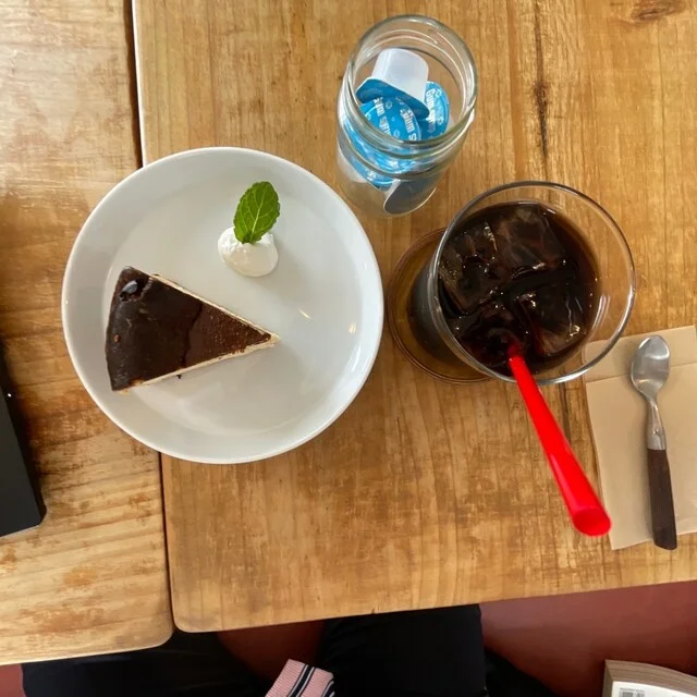 【水出しアイスコーヒー＋バスクチーズケーキ】〜カフェとおじさん（46）／旅カフェ編（北見） : カフェ レガの写真