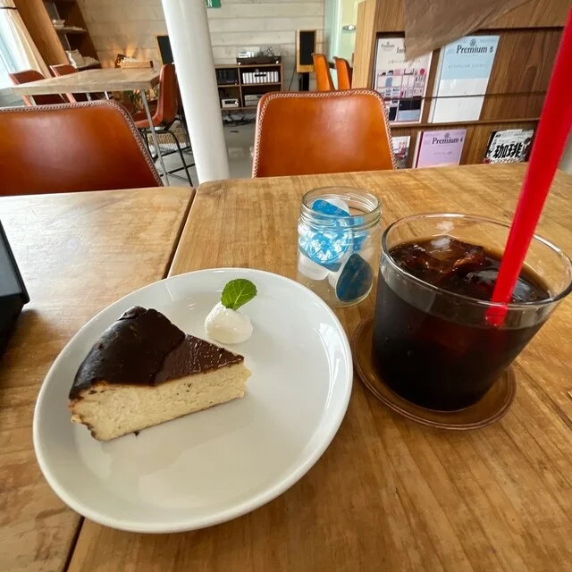 【水出しアイスコーヒー＋バスクチーズケーキ】〜カフェとおじさん（46）／旅カフェ編（北見） : カフェ レガの写真