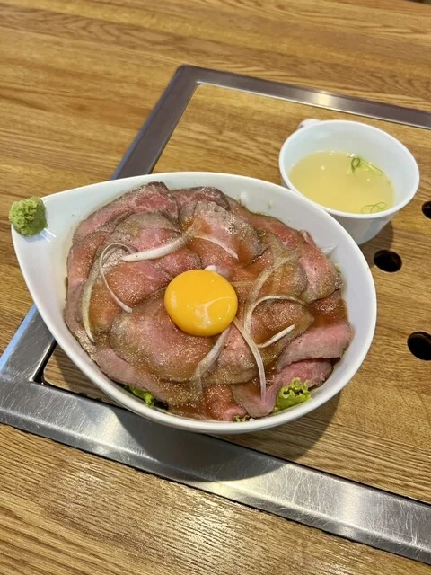 ローストビーフ丼のビジュアル