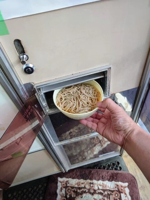 花輪食品店 自販機コーナー - 美瑛（そば）の写真