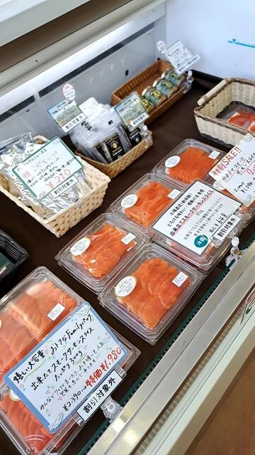 王子サーモン 北海道工場直営所 - 糸井（その他）の写真