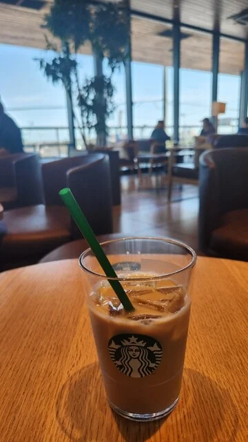 スターバックスコーヒー 釧路鶴見橋店（STARBUCKS COFFEE） - 新富士（カフェ）の写真