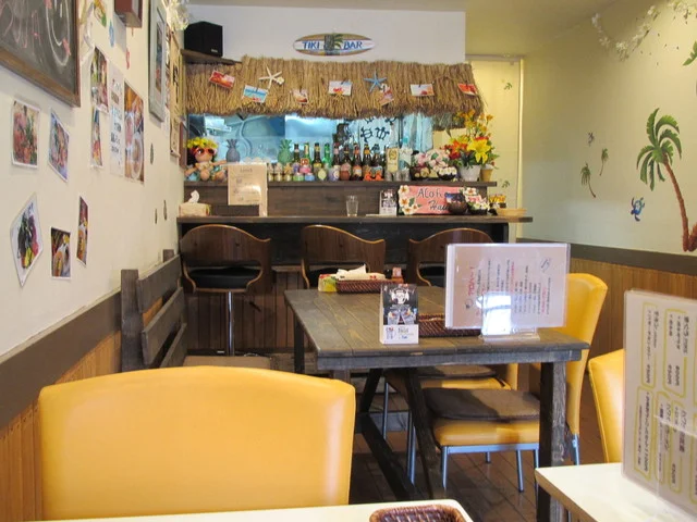 ハワイアンな店内