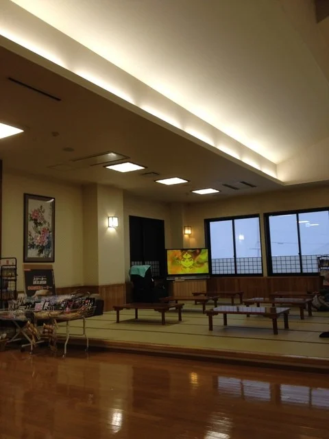 お風呂上りに黒いコーンのソフトクリーム : 花の湯 食堂の写真