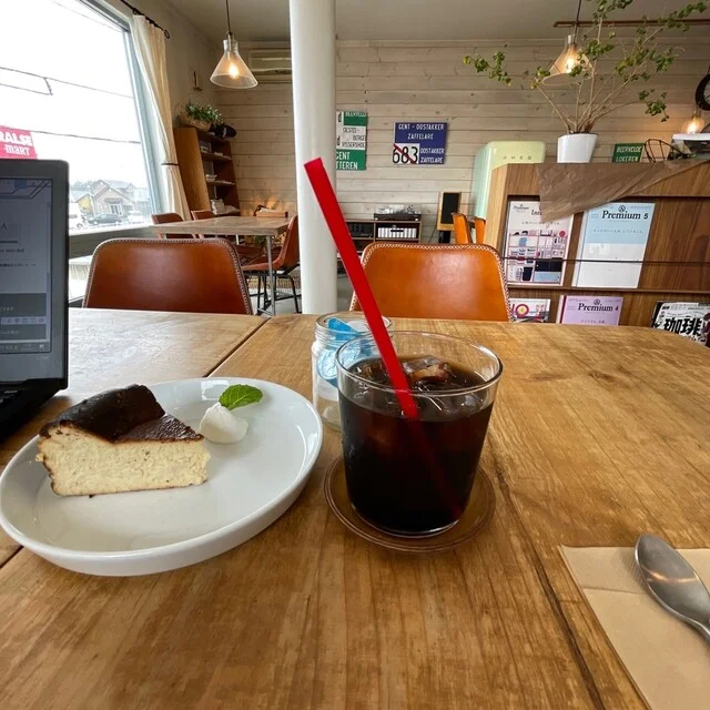 【水出しアイスコーヒー＋バスクチーズケーキ】〜カフェとおじさん（46）／旅カフェ編（北見） : カフェ レガの写真