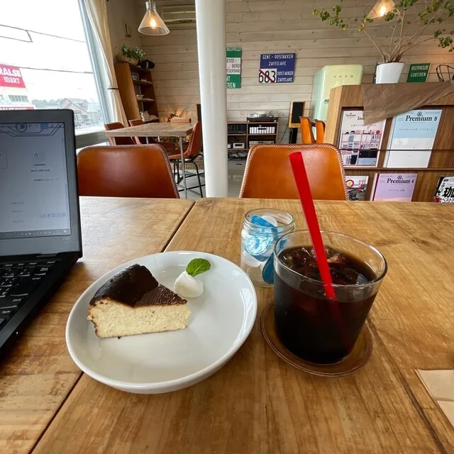 【水出しアイスコーヒー＋バスクチーズケーキ】〜カフェとおじさん（46）／旅カフェ編（北見） : カフェ レガの写真