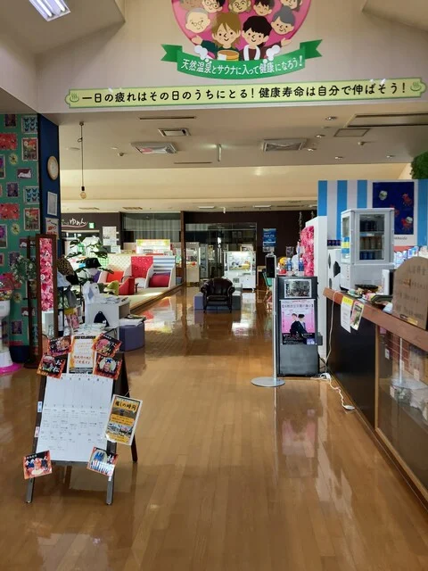 お風呂上りに黒いコーンのソフトクリーム : 花の湯 食堂の写真