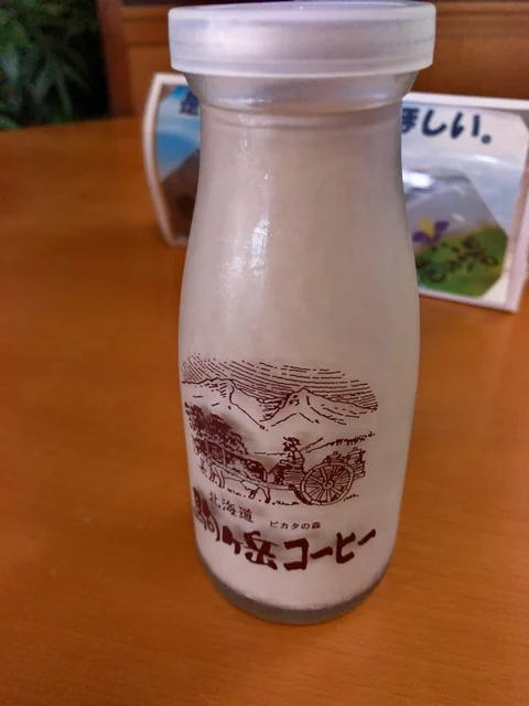 お風呂上りに黒いコーンのソフトクリーム : 花の湯 食堂の写真