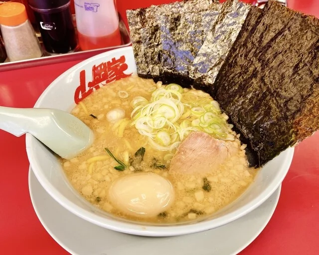 限定の焦がし醤油ラーメン食べてきた : ラーメン山岡家 北見店の写真