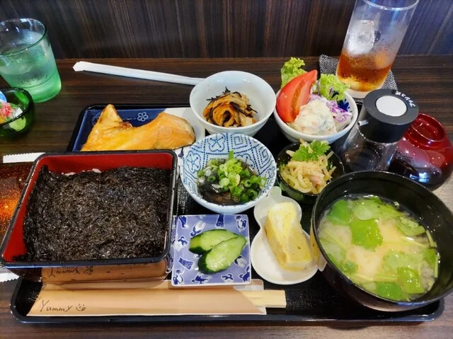 万年橋公園 : グェル カフェテリアの写真