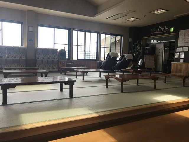 お風呂上りに黒いコーンのソフトクリーム : 花の湯 食堂の写真