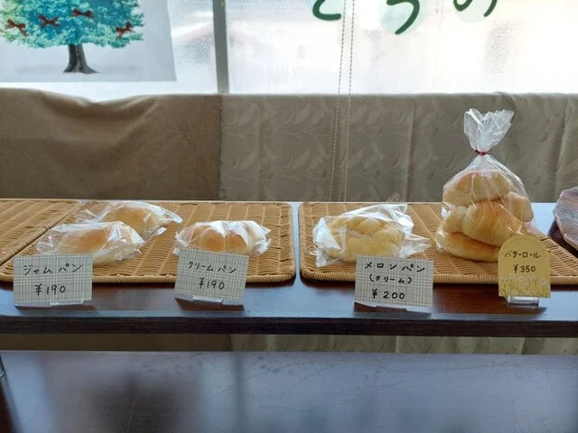 おいしいパンとコーヒー。本好きな人もおすすめです。 : ぶどうの木の写真