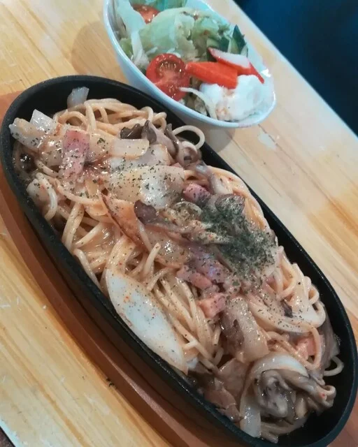 ピリ辛クリームパスタ＆ホットサンド。ドリンク付。 : らいずの写真