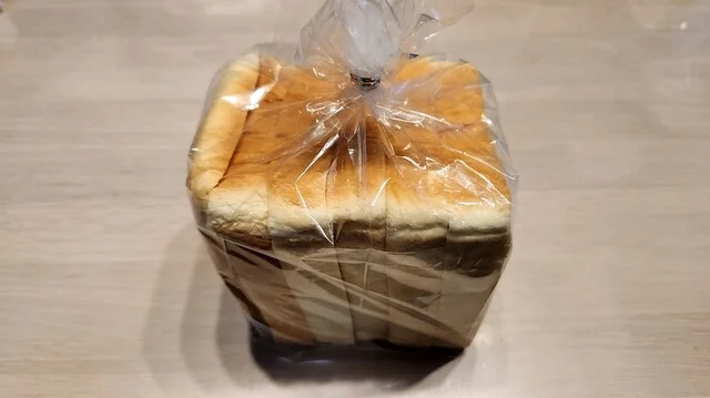 おいしいパンとコーヒー。本好きな人もおすすめです。 : ぶどうの木の写真