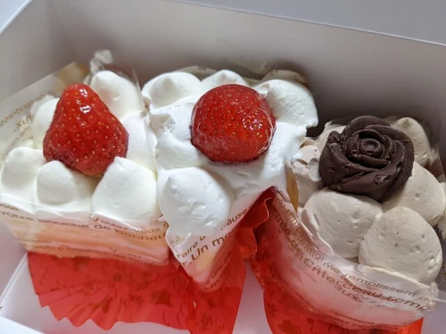 【うまくて激安！】ショートケーキが１６５円、シュークリームが１１０円！おばさまの愛が詰まったケーキ店。 : たんぽぽパン＆ケーキの写真