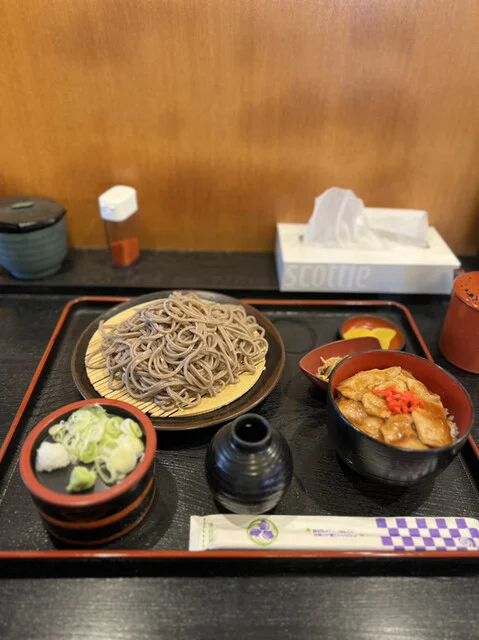 蕎麦とミニ丼のセットがお得です。 : 和家の写真