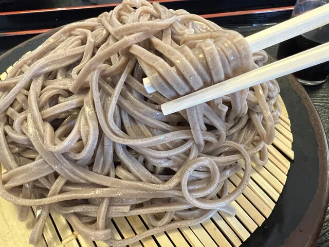 蕎麦とミニ丼のセットがお得です。 : 和家の写真
