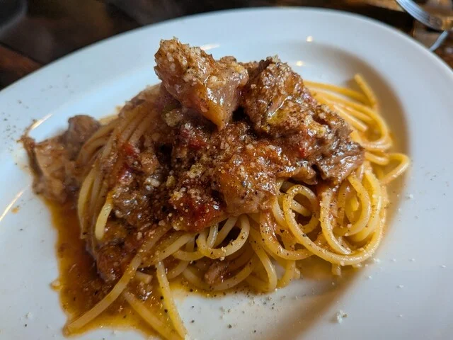 おぐに牧場の和牛のラグートマトソース