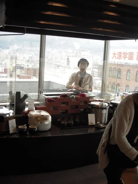 魚をその場で焼いてくれる