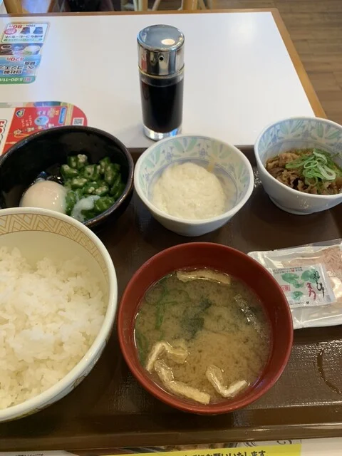 「やっぱ好きやねん」と「悲しい色やね」、たまにゴッチャになっちゃうんですよね。全然違う歌なんですけどね。 : すき家 函館漁火通店の写真