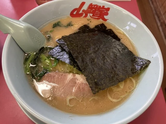 限定の焦がし醤油ラーメン食べてきた : ラーメン山岡家 北見店の写真