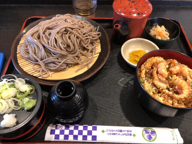 蕎麦とミニ丼のセットがお得です。 : 和家の写真