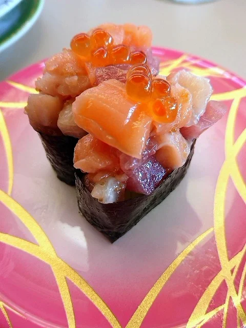 地元に愛される回転寿司 : くるくる寿司 西富店の写真