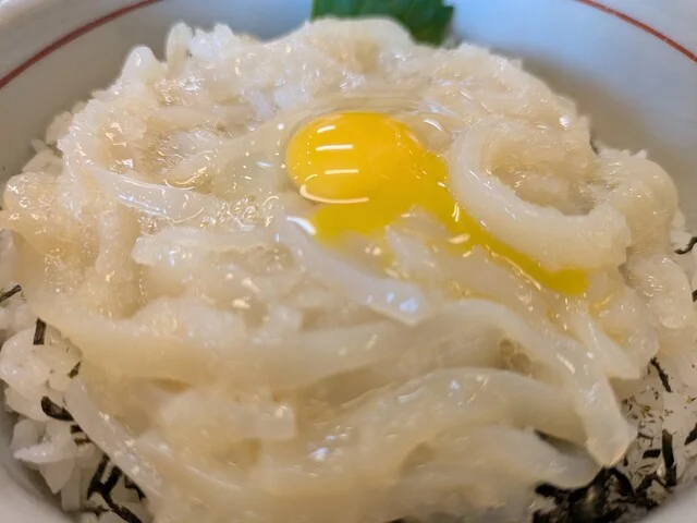 北海道に来たらまずは海鮮丼。 : いくら亭の写真