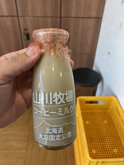 お風呂上りに黒いコーンのソフトクリーム : 花の湯 食堂の写真
