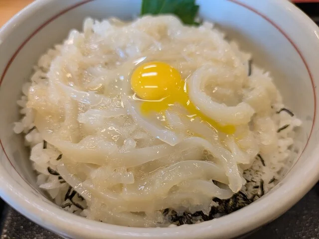 北海道に来たらまずは海鮮丼。 : いくら亭の写真