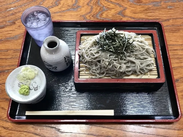 お風呂上りに黒いコーンのソフトクリーム : 花の湯 食堂の写真