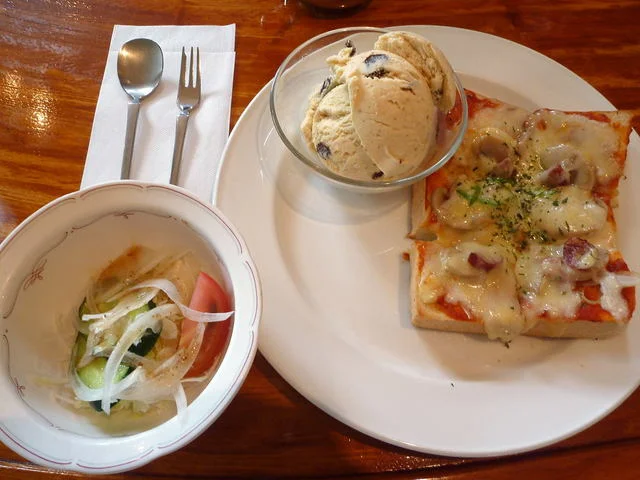 いちょう並木 - 美術館図書館前（喫茶店）の写真