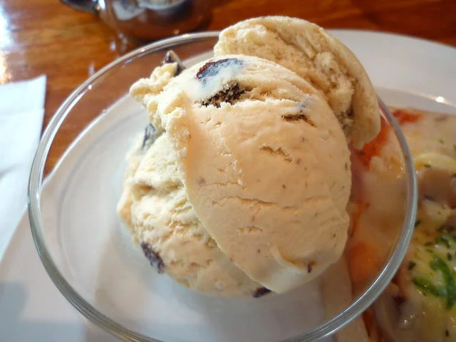 いちょう並木 - 美術館図書館前（喫茶店）の写真