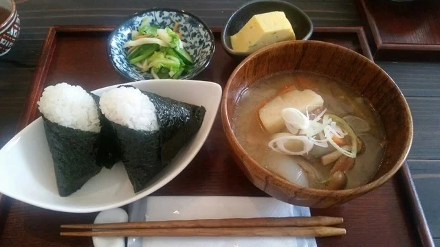 灯（アカリ） - 釜石（おにぎり）の写真