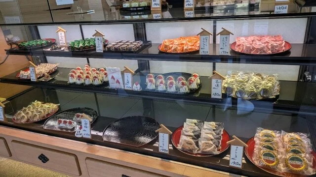 岡埜栄泉 蛇田本店 - 石巻あゆみ野（和菓子）の写真